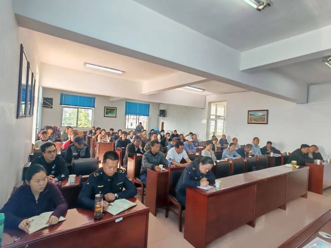 鶴慶縣商務(wù)和市場(chǎng)監(jiān)督管理局召開(kāi)石材加工園區(qū)特種設(shè)備使用單位約談培訓(xùn)會(huì):石材加工